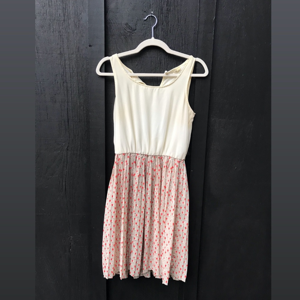 vintage-style pleated dress abstract pattern